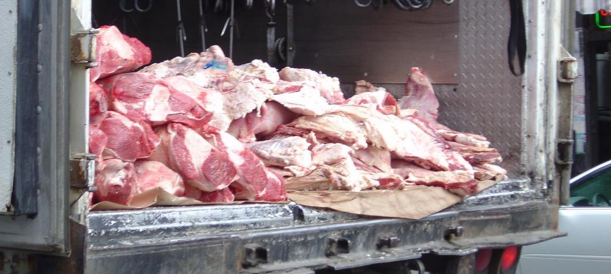 прылавак з мясам у краме