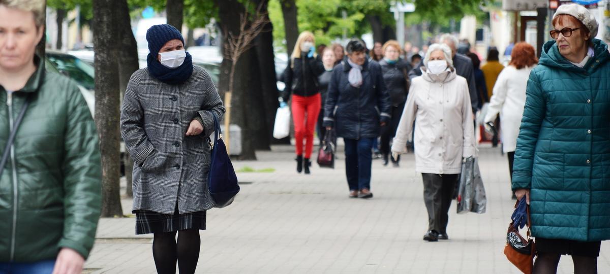 Жители Бреста ходят в масках во время пандемии коронавируса COVID-19. 13 мая 2020 года. Фото: