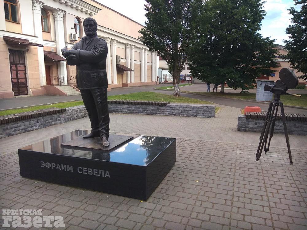 Памятник Эфраиму Севеле в Бобруйске. Фото: Наталья САДОВСКАЯ, "Брестская газета"