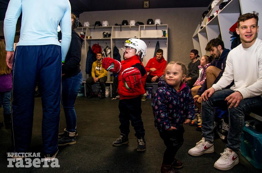 Впервые в Беларуси дети с синдромом Дауна вышли на лед и тренировались с игроками ХК «Брест». Фото: , "Брестская газета"