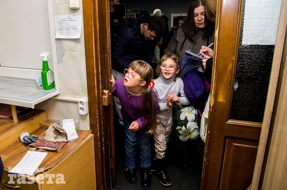 Впервые в Беларуси дети с синдромом Дауна вышли на лед и тренировались с игроками ХК «Брест». Фото: , "Брестская газета"