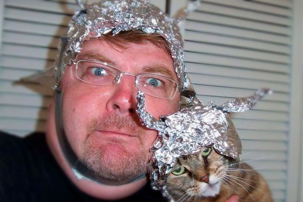 Хозяин и его кот в шапочках из фольги. Фото:mdnex.com.