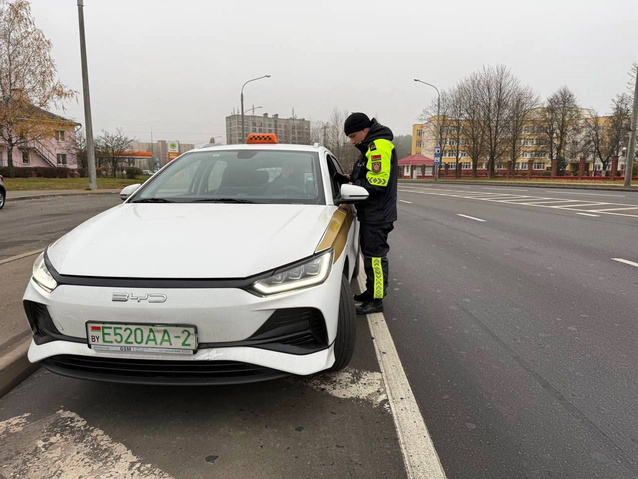 Сотрудник УГАИ ГУВД Мингорисполкома проверяет водителя такси. Фото: телеграм-канал УГАИ ГУВД Мингорисполкома.