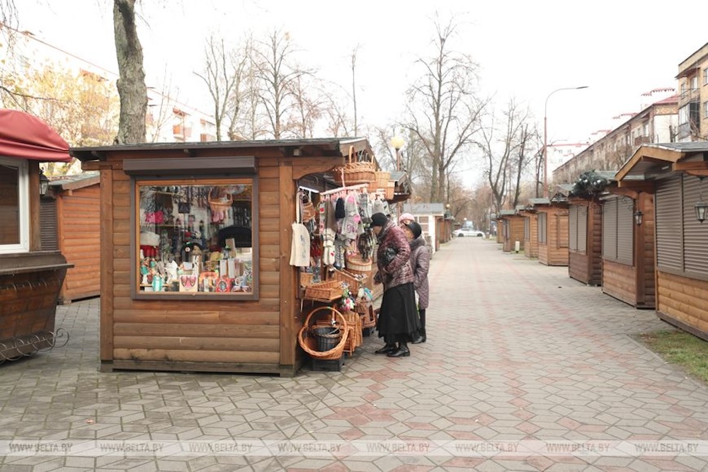 Установка торговых домиков на улице Гоголя в Бресте. Фото: БЕЛТА.