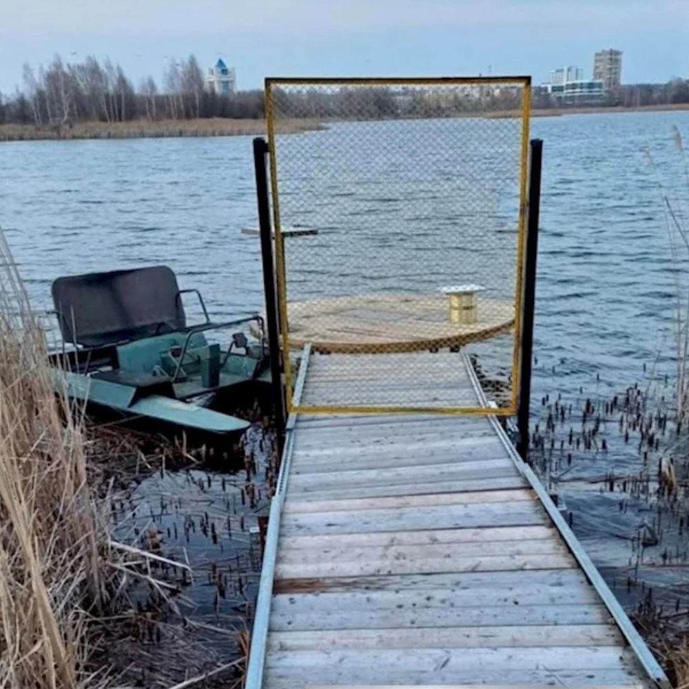 Пирс с металлической калиткой на озере Сои в Бресте. Скриншот с видео в TikTok.