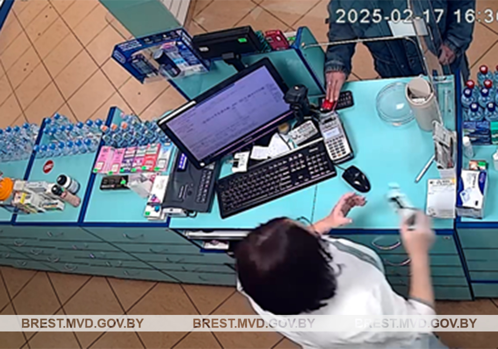 Пенсионерка из Бреста расплачивается в магазине найденной банковской картой. Фото: brest.gov.by.