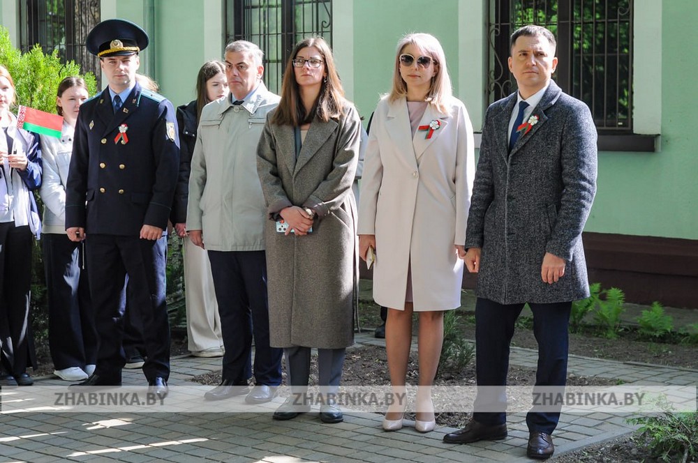 Местные чиновники стоят на краю клумбы, где раньше был бюст Костюшко