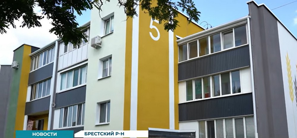 Многоквартирный жилой дом в деревне Тельмы-1 после капремонта. Скриншот видео