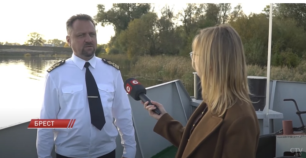 Замдиректора Центра юных моряков в Бресте Андрей Гребень дает интервью на СТВ.