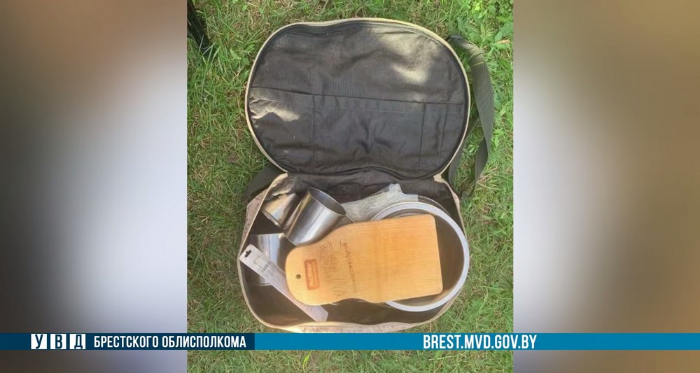 Сумка с вещами, которую украл житель Пинского района. Фото: УВД Брестского облисполкома