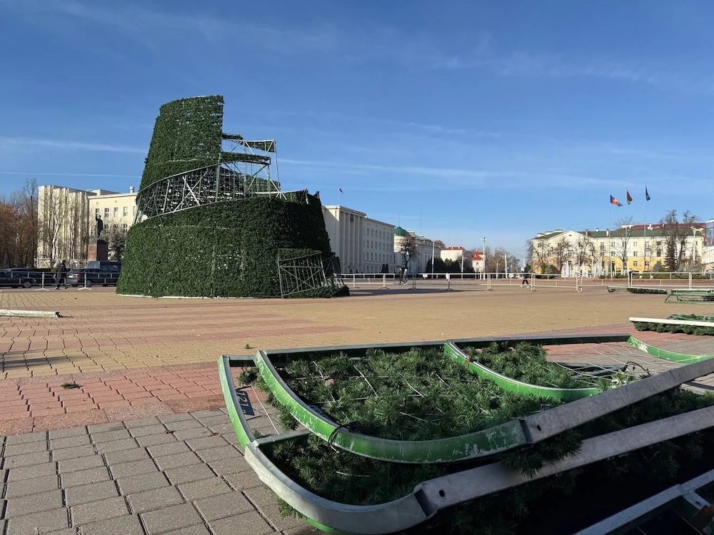 Монтаж новогодней елки на площади Ленина в Брест.