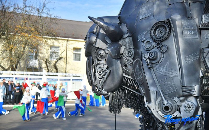 Скульптура зубра на заводе в Барановичах. Фото: «Наш край»
