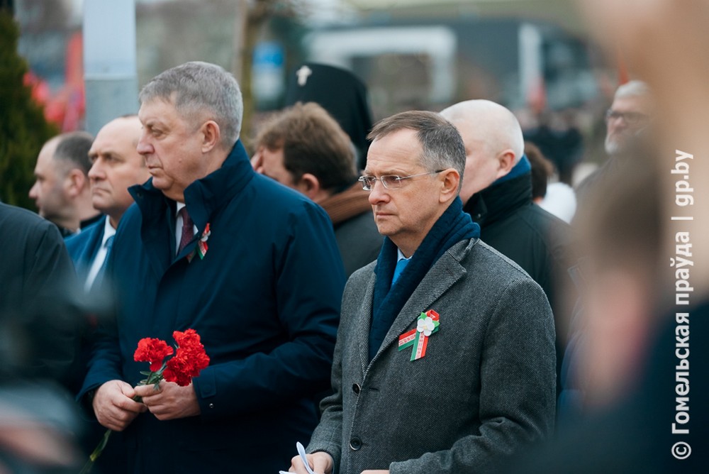 Владимир Мединский (в очках) на открытии памятника Рокоссовскому в Гомеле