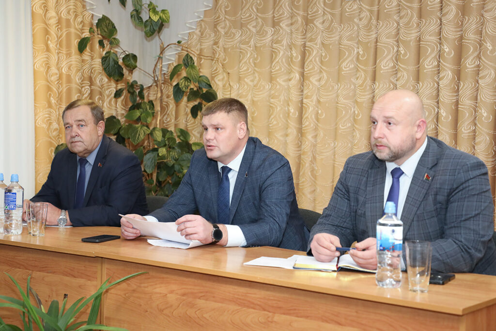 депутаты на совещании