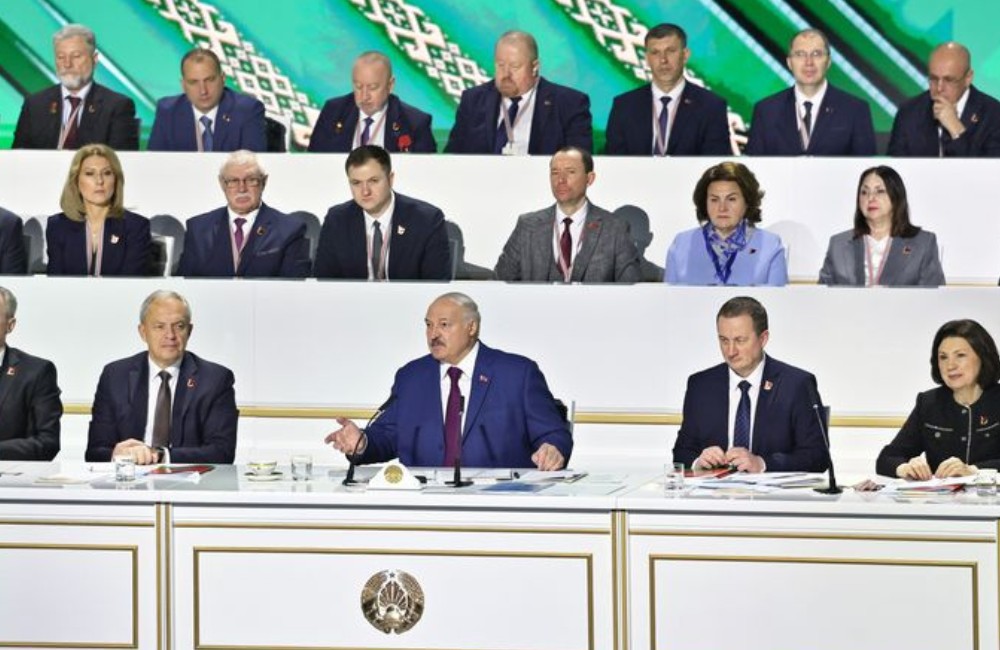 ВНС. На трибунах сидят Лукашенко и его челядь.