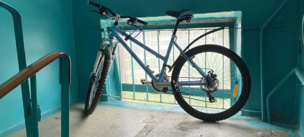 Велосипед, лестничная клетка