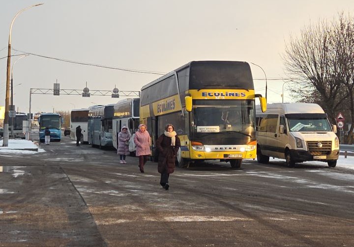 Автобусная очередь перед пунктом пропуска «Брест» в январе 2026 года. Фото из приграничного чата
