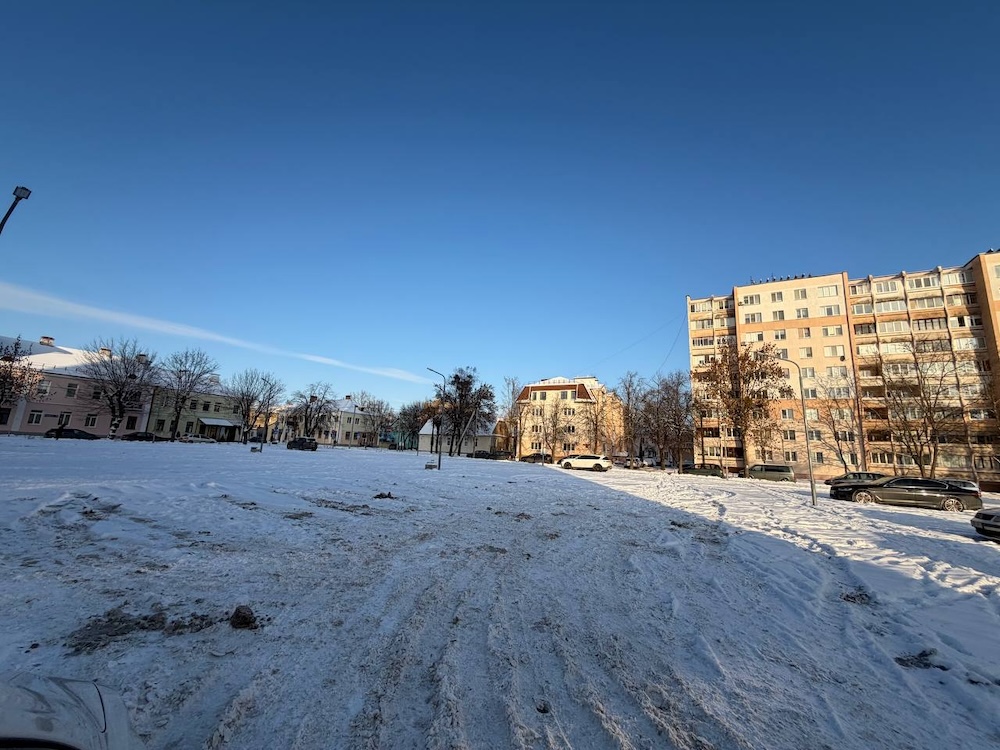Парковка за «Дидас Персией» в Бресте.