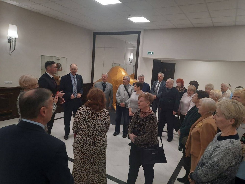 Бывшие сотрудники Брестского облисполкома на экскурсии в музее зубров