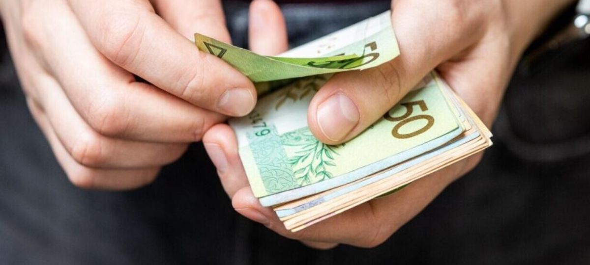 Деньги, руки, счет