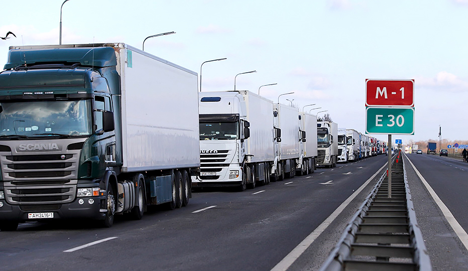 Фуры на трассе М1 в Беларуси.