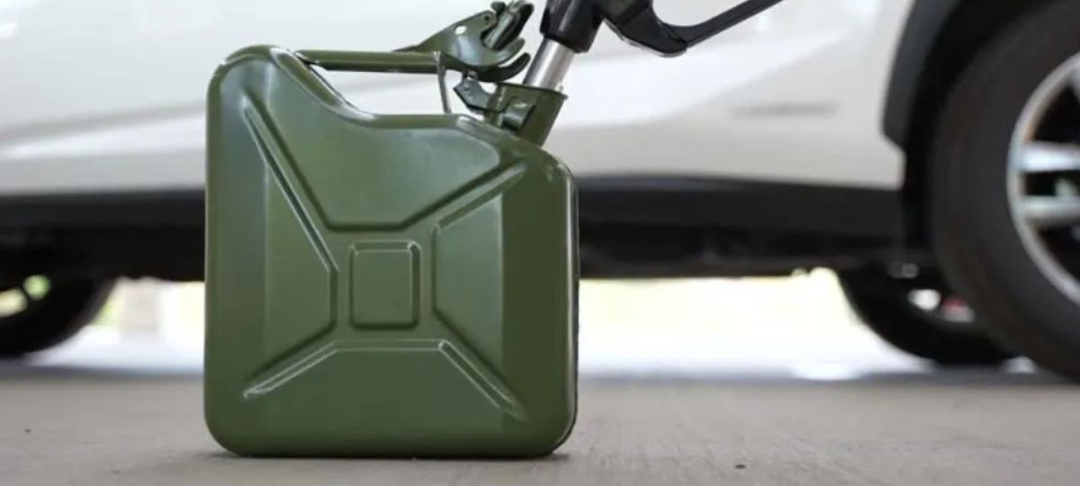 Канистра с бензином