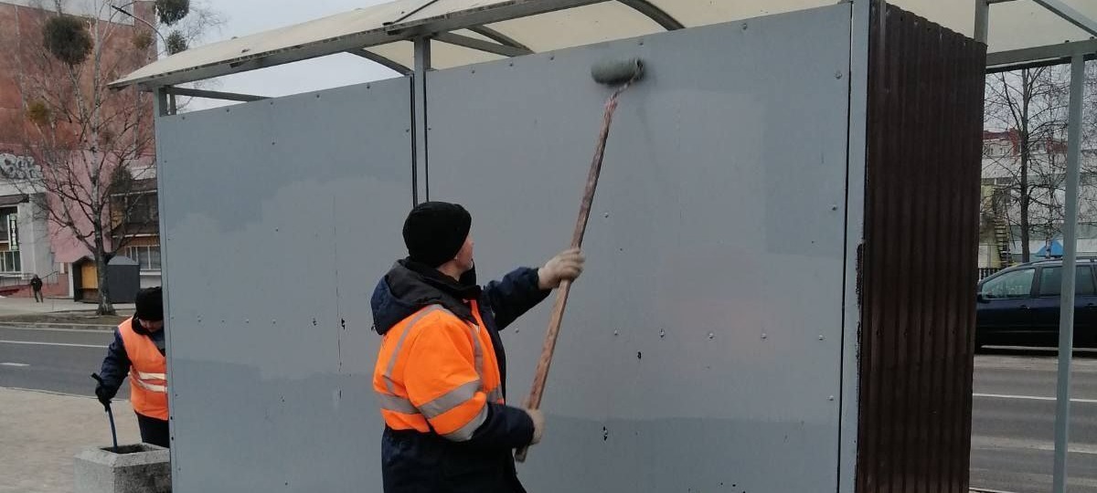 Коммунальщики красят остановку общественного транспорта. Фото: ЖКХ Бреста