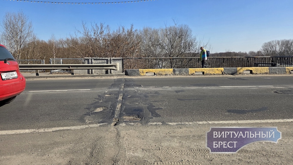 Состояние стыков на мосту 28 июля в Бресте в марте 2026 года.