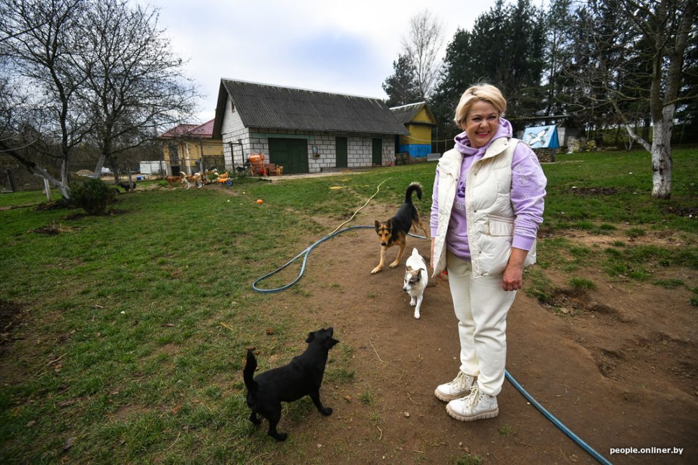 Оксана Савчук и собаки, которых она спасает