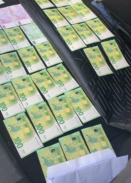 Деньги, которые нашли у сотрудника предприятия водоснабжения в Бресте. Скриншот видео госТВ