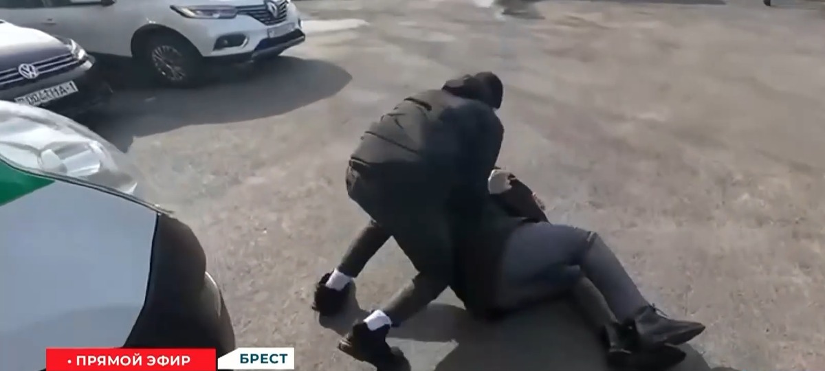 Задержание представителя предприятия водоснабжения в Бресте. Скриншот видео