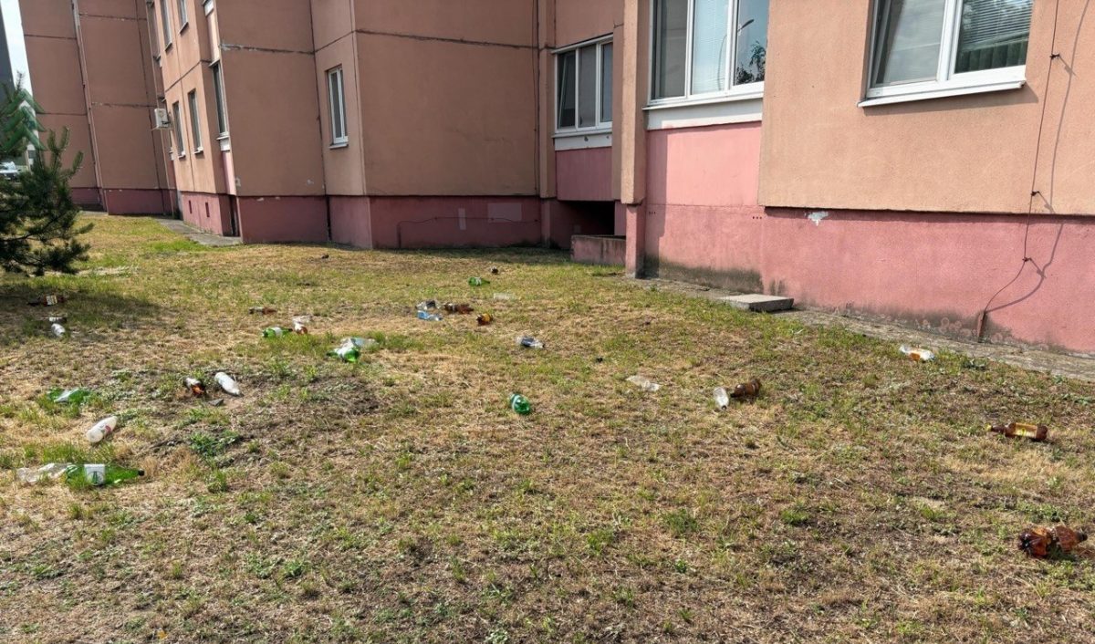 мусор возле жилого дома