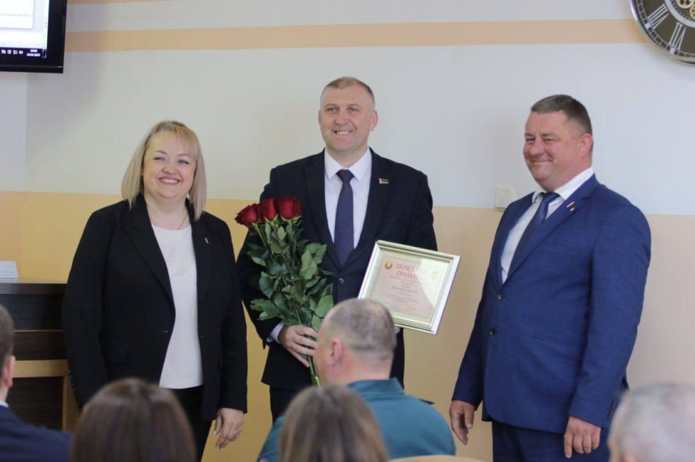 Глава района Виталий Кулак из рук депутата областного Совета депутатов Александра Дуньковича получил награду