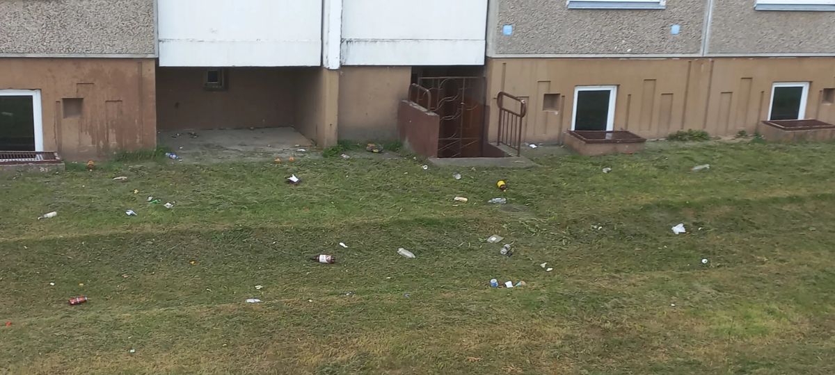 Мусор под окнами общежития в Гродно