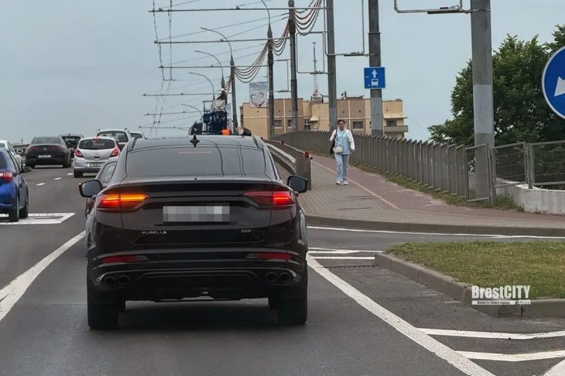 На Кобринском мосту убрали полосу для общественного транспорта